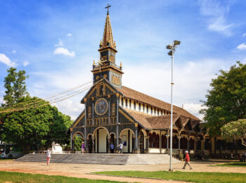 Nhà thờ gỗ kon tum